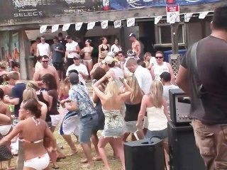 indian aunties ass shakeing public place