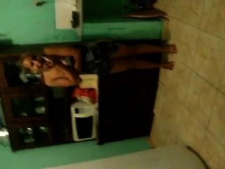 dani foi filmada tomando banho pelo vizinho